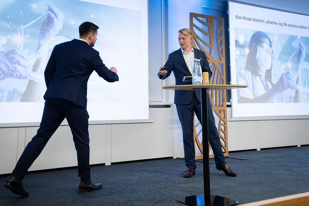 Casper Wichmann og Mads Vesterager Nielsen fra Sinolytica holder foredrag for Lægemiddelsindustriens nytårskur