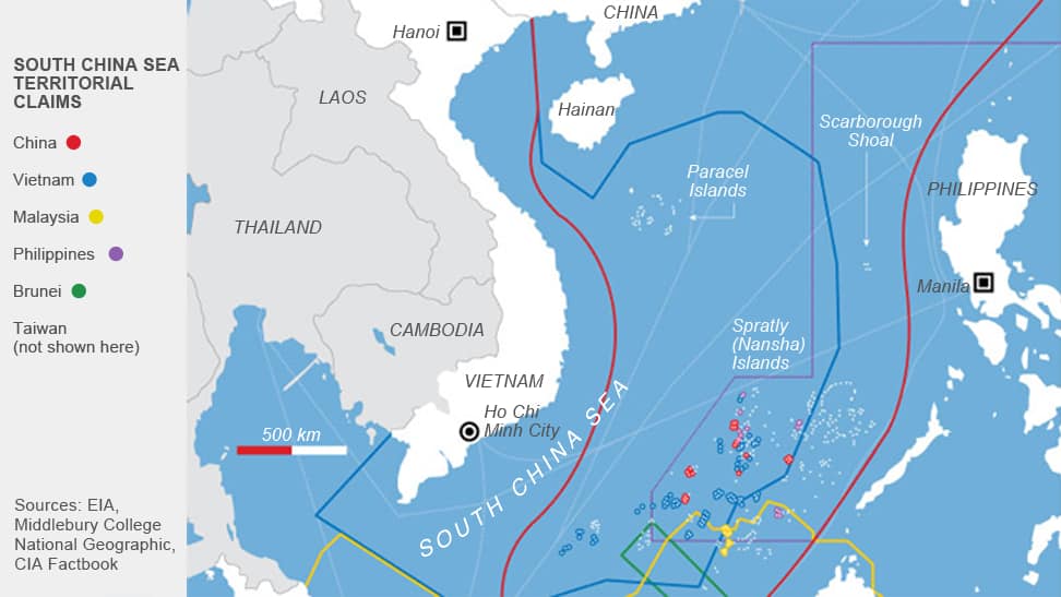Stridigheder i Det Sydkinesiske Hav: Kort over de overlappende maritime og territoriale krav i Det Sydkinesiske Hav, hvor Kina, Vietnam, Filippinerne, Malaysia, Brunei og Taiwan gør forskellige krav gældende. Paracel- og Spratlyøerne er blandt de centrale stridspunkter. Grafik: Voice of America/Public Domain.